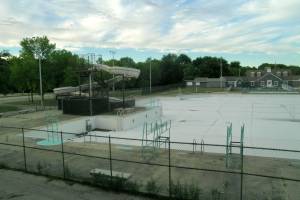 Hoyt Park Pool 2003 - Closed